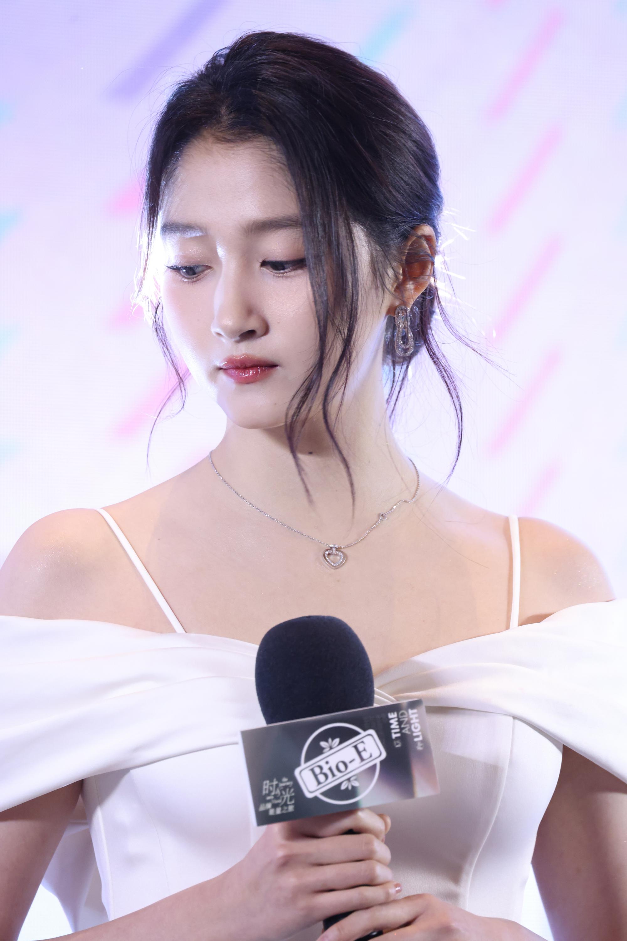 关晓彤现场漏香肩迷人生图照[3]